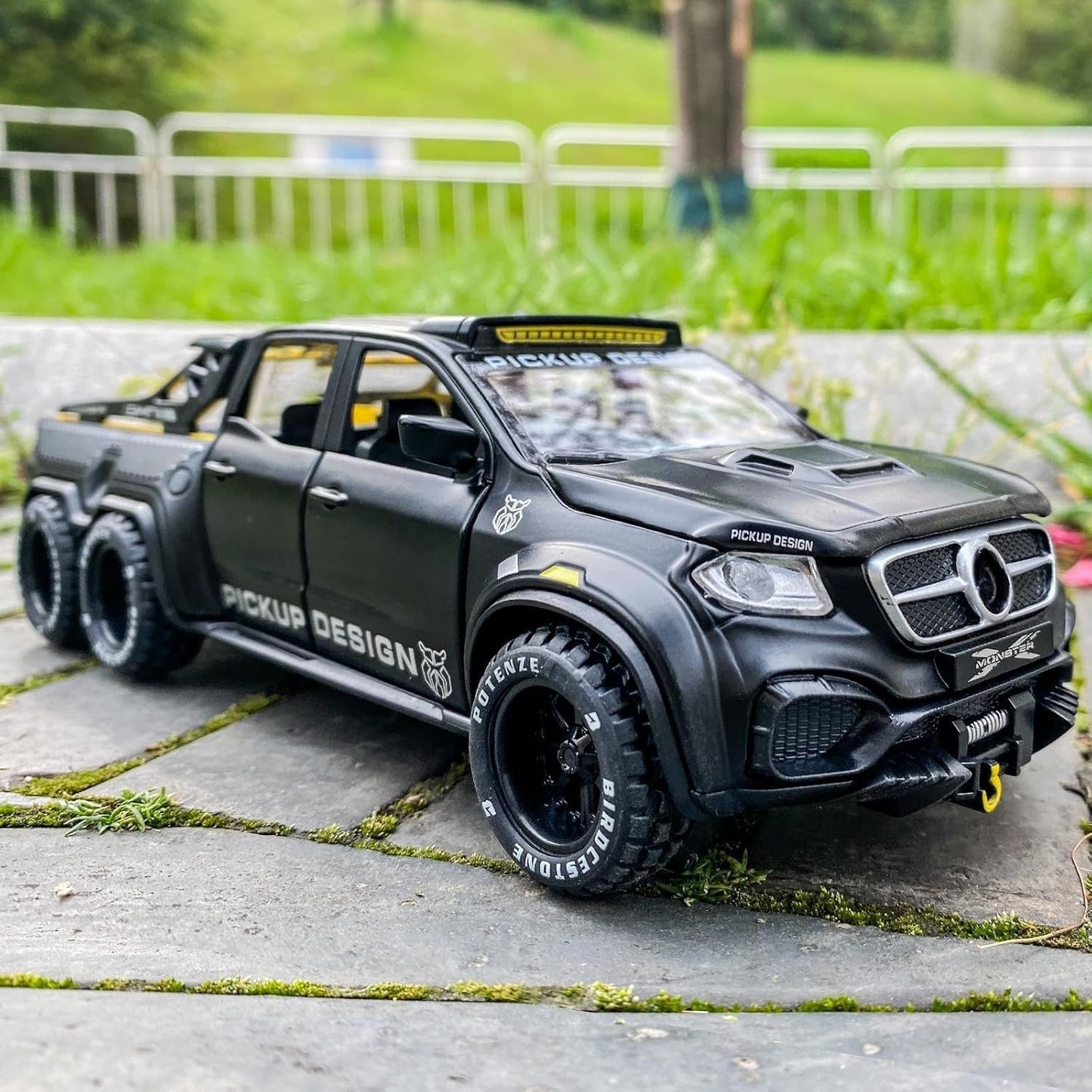 1:28 Mercedes Pickup X-Class Model Car – Diecast Zinc Alloy Pull Back Toy with Sound and Light